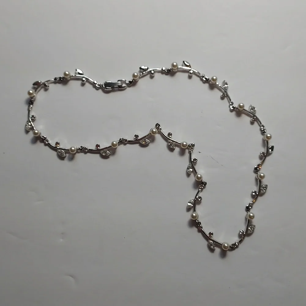Silver, Pearl, And Rhinestone Necklace leaf pattern short necklace Vintage